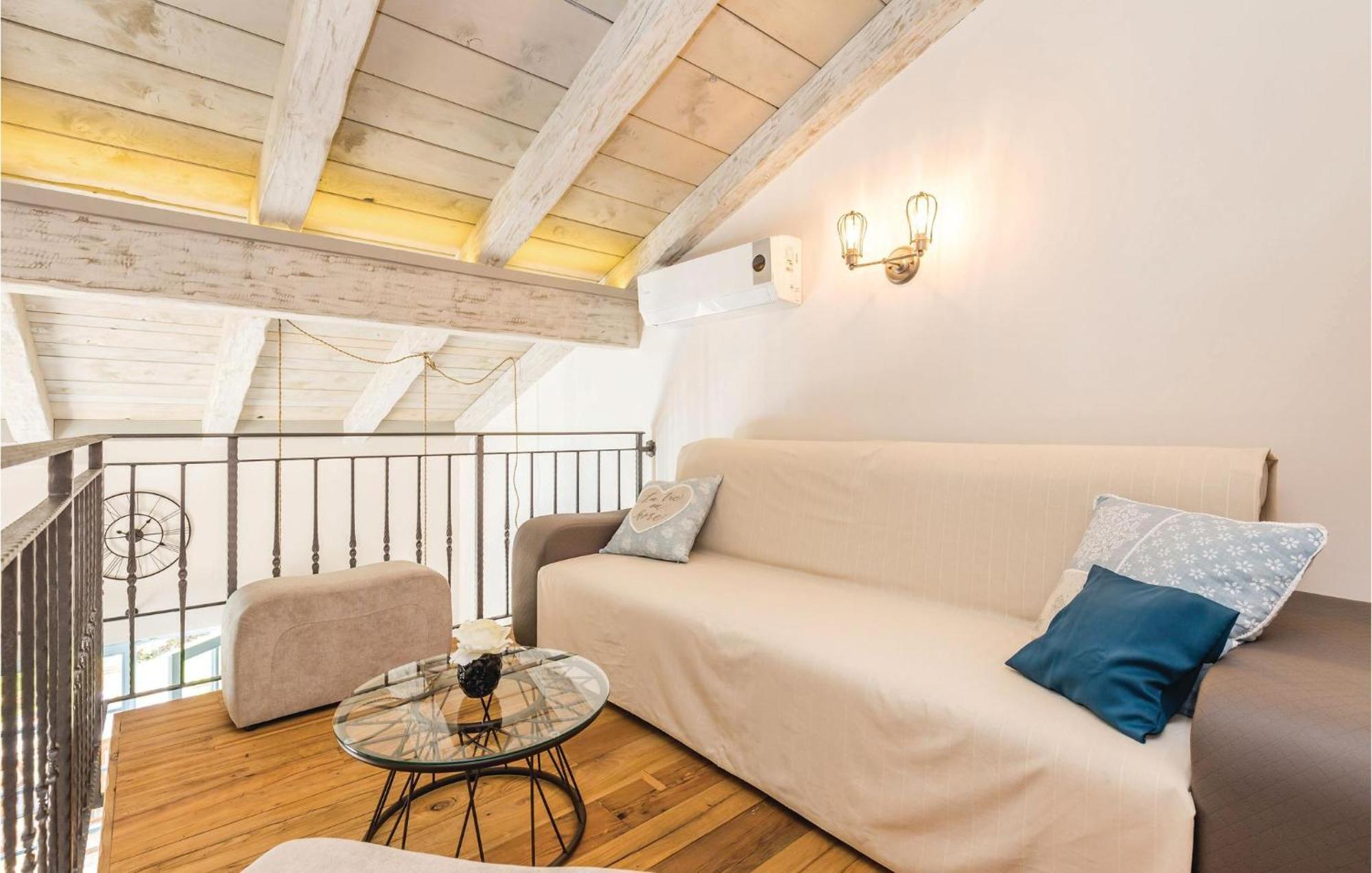 Stunning Home In Jurdani With Wifi Mucici Exteriör bild